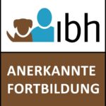 IBH anerkannte, professionelle Fortbildung für Hundetrainer:innen in moderner, gewaltfreier Hundeerziehung – kleine Gruppe mit Hundetrainer:innen und Hunden im Praxisunterricht, Fokus auf positive Verstärkung, tierschutzkonforme Trainingsmethoden, Körpersprache und Kommunikation zwischen Mensch und Hund, begleitet von einer empathischen Trainerin, Abschluss mit Zertifikat.